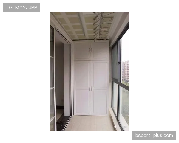 莱万这衣柜到底要不要了，鞋子多得开个二手店算了吧